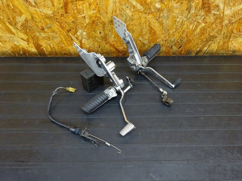 【260305】ZRX1100(ZRT10C-016)◇ ステップ左右セット メインステップ ブレーキペダル シフトペダル 【検:ZRX1200 | 中古バイクパーツ通販・買取　ジャンクヤード鳥取　JunkYard