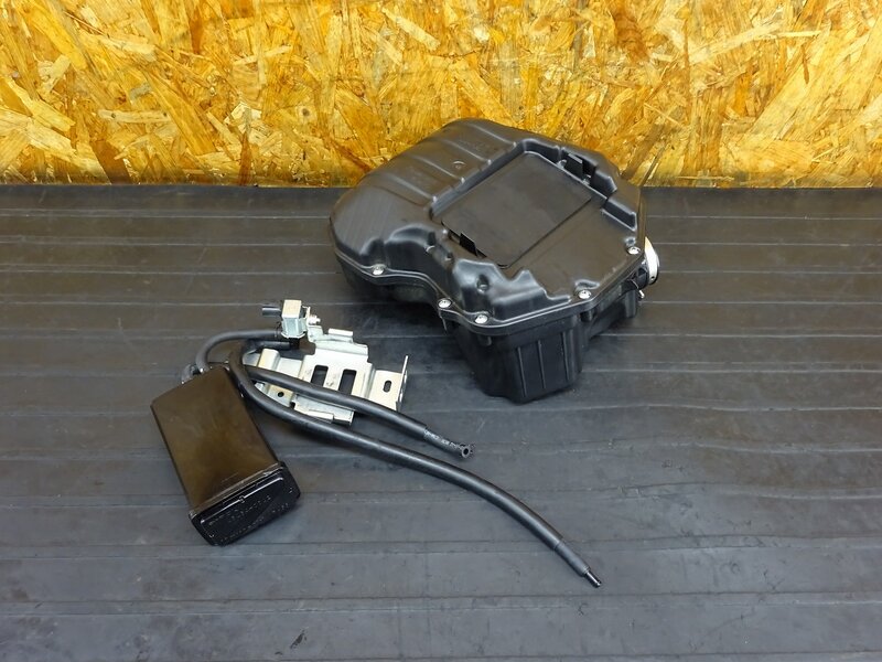 【250617】ZX-4R(ZX400P-A02)◇ エアクリーナーボックス エアクリボックス エアクリ キャニスター 破損有 | 中古バイクパーツ通販・買取　ジャンクヤード鳥取　JunkYard