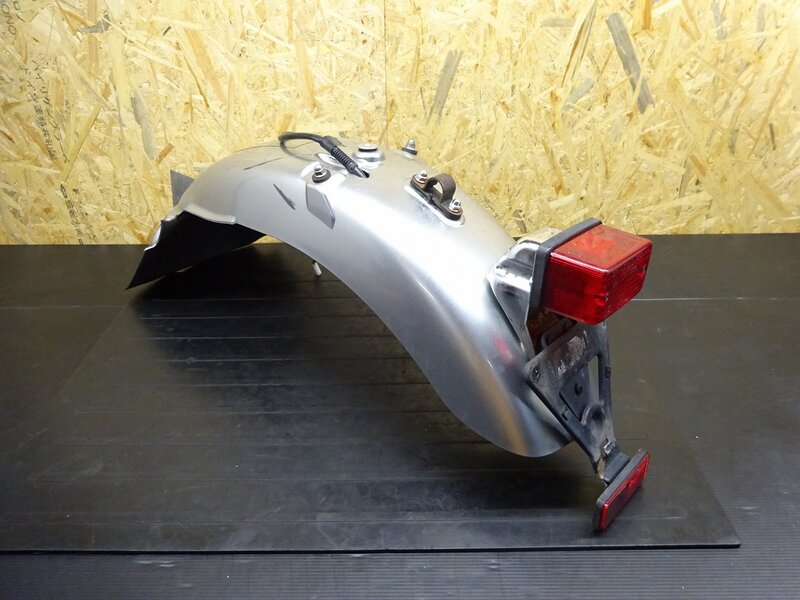 【250719】CB223S(MC40-1102)◆ リアフェンダー テールランプ ブレーキランプ 削れ有 | 中古バイクパーツ通販・買取　ジャンクヤード鳥取　JunkYard
