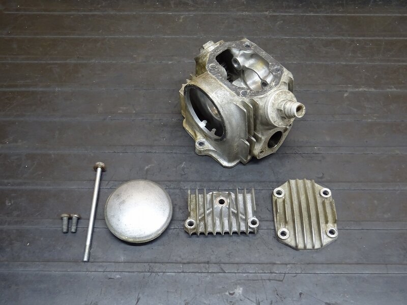 【250826】◆ シリンダーヘッド ヘッドカバー カムカバー 約25/22バルブ ※ST70E外し 6V 【検索：モンキー ゴリラ ダックス | 中古バイクパーツ通販・買取　ジャンクヤード鳥取　JunkYard