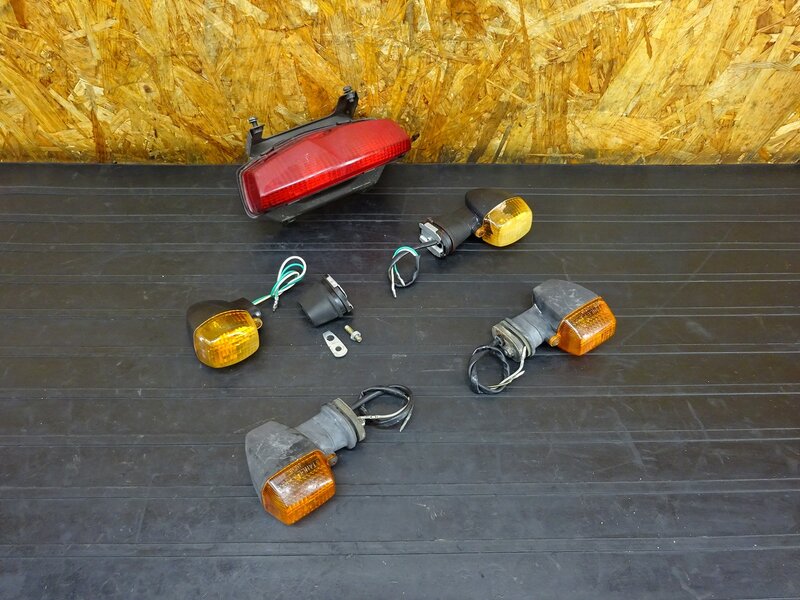 【251001】ZXR250(ZX250C-012)◇ ウインカーセット フロント/リア ウィンカー テールランプ ブレーキランプ | 中古バイクパーツ通販・買取　ジャンクヤード鳥取　JunkYard