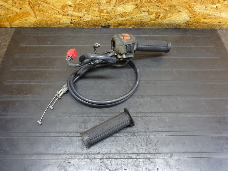 【251008】VT250スパーダ(MC20-1004)◆ ハンドルスイッチ右 スイッチボックス スロットルパイプ | 中古バイクパーツ通販・買取　ジャンクヤード鳥取　JunkYard