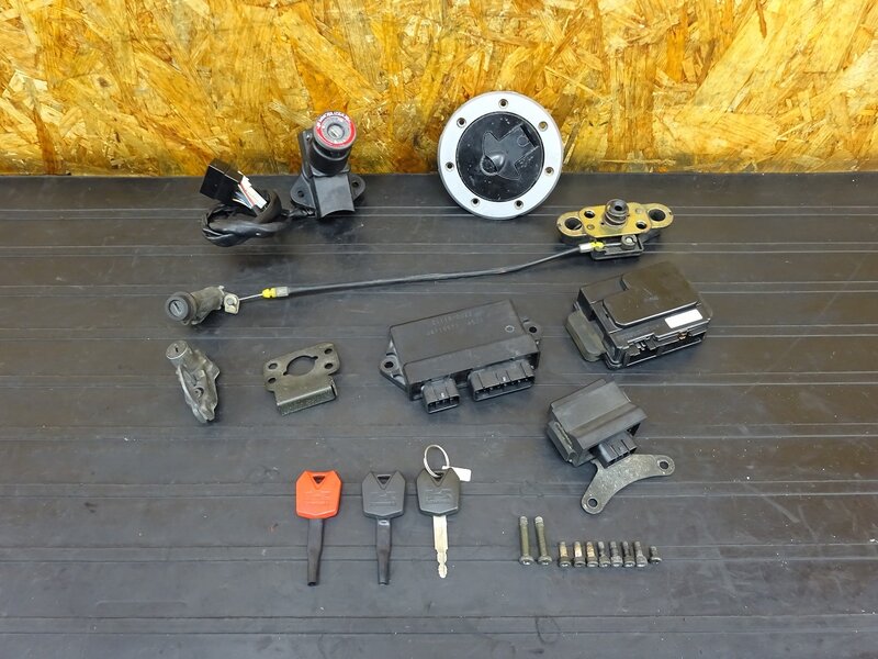 【251015】ZRX400(ZR400E-049)◇ メインキーセット タンクキャップ CDI イモビライザー イモビ 受信機 赤キー 【’04 ZRX-2 ZRX-Ⅱ | 中古バイクパーツ通販・買取　ジャンクヤード鳥取　JunkYard