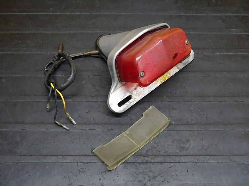 【251123】XS650SP(3G5-459)◆ 社外テールランプ ブレーキランプ ルーカスタイプ 破損有 ※検索：SR400 SR500 【SPL スペシャル | 中古バイクパーツ通販・買取　ジャンクヤード鳥取　JunkYard