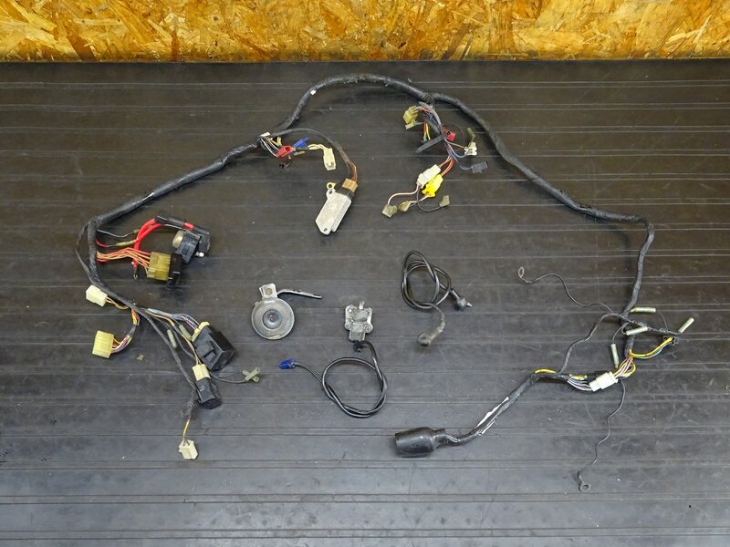 【260112】FZR250R(3LN-281)◇ メインハーネス スターターリレー マグネットスイッチ レギュレーター ホーン 被服破れ有 | 中古バイクパーツ通販・買取　ジャンクヤード鳥取　JunkYard