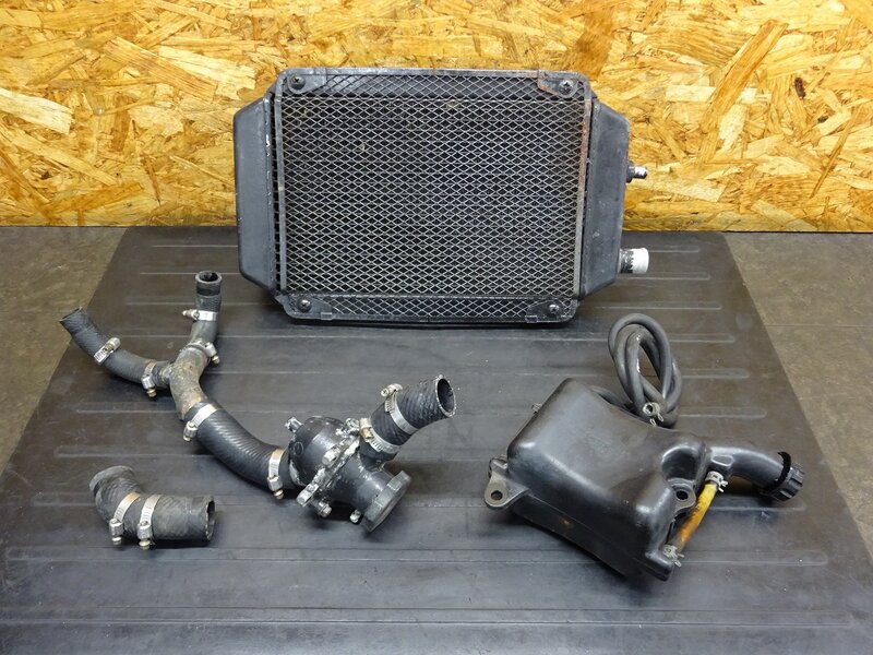 【260116】バルカン400(VN400A-017)◆ ラジエーター ラジエーターコア/ファン リザーブタンク サーモスタット フィン潰れ有 | 中古バイクパーツ通販・買取　ジャンクヤード鳥取　JunkYard