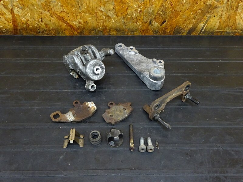 【260312】ゼファー400(ZR400C-094)◇ リアキャリパー ブレーキキャリパー キャリパーサポート ピストン固着有 【C5 | 中古バイクパーツ通販・買取　ジャンクヤード鳥取　JunkYard