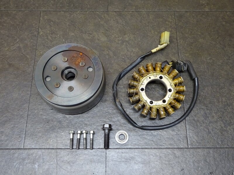 【250522】マグナ250S(MC29-1100)◆ ジェネレーターセット フライホイール 錆有 ※エンジンパーツ MC15E | 中古バイクパーツ通販・買取　ジャンクヤード鳥取　JunkYard