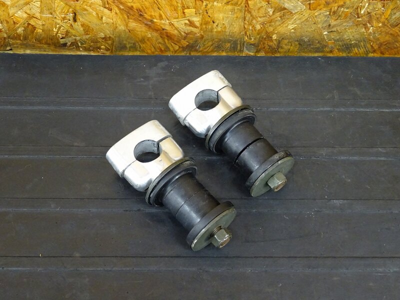 【250702】SR400(1JR-304)◇ ハンドルポスト ハンドルクランプ ブッシュ 腐食有 【検:SR500 1JN 2J2 2H6 | 中古バイクパーツ通販・買取　ジャンクヤード鳥取　JunkYard