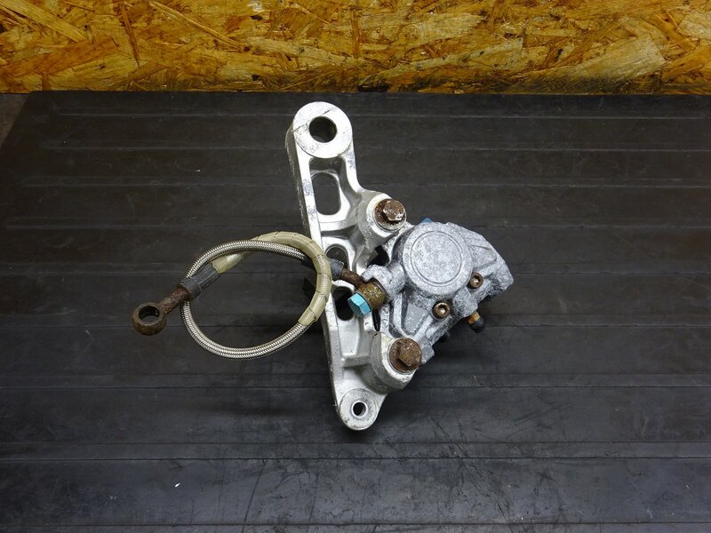 【250814】SRX600(1JK-010)◆ リアブレーキキャリパー キャリパーサポート 固着有 【SRX400 1JL | 中古バイクパーツ通販・買取　ジャンクヤード鳥取　JunkYard