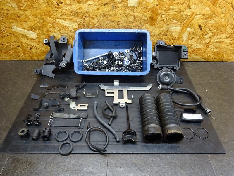 【250902】SR400(RH16J-011)◆ ボルトset フォークブーツ バッテリーケース オイルフィラーキャップ/ゲージ 【ファイナルエディション | 中古バイクパーツ通販・買取　ジャンクヤード鳥取　JunkYard