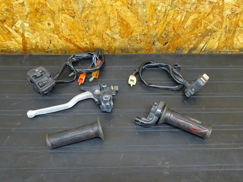【250906】FTR223(MC34-1008)◇ ハンドルスイッチ左右セット スイッチボックス スロットルホルダー クラッチレバー 回り止め破損有 | 中古バイクパーツ通販・買取　ジャンクヤード鳥取　JunkYard