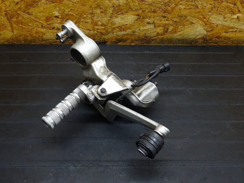 【251009】ドゥカティ ムルティストラーダ1000DS◆ ステップ右 メインステップ ブレーキペダル 社外ペグ | 中古バイクパーツ通販・買取　ジャンクヤード鳥取　JunkYard