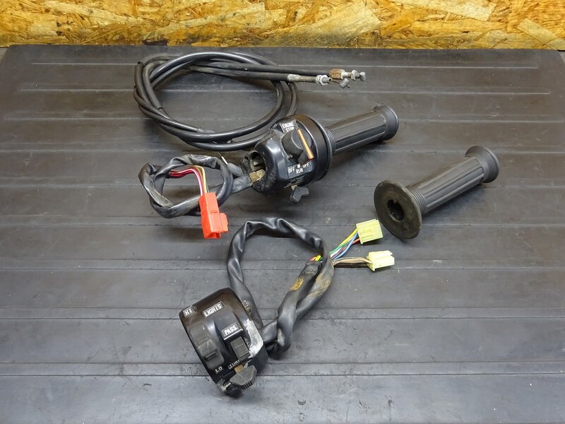 【251102】SR400(RH01J-020)◆ ハンドルスイッチ左右セット スイッチボックス スロットル 【イモビ付 | 中古バイクパーツ通販・買取　ジャンクヤード鳥取　JunkYard