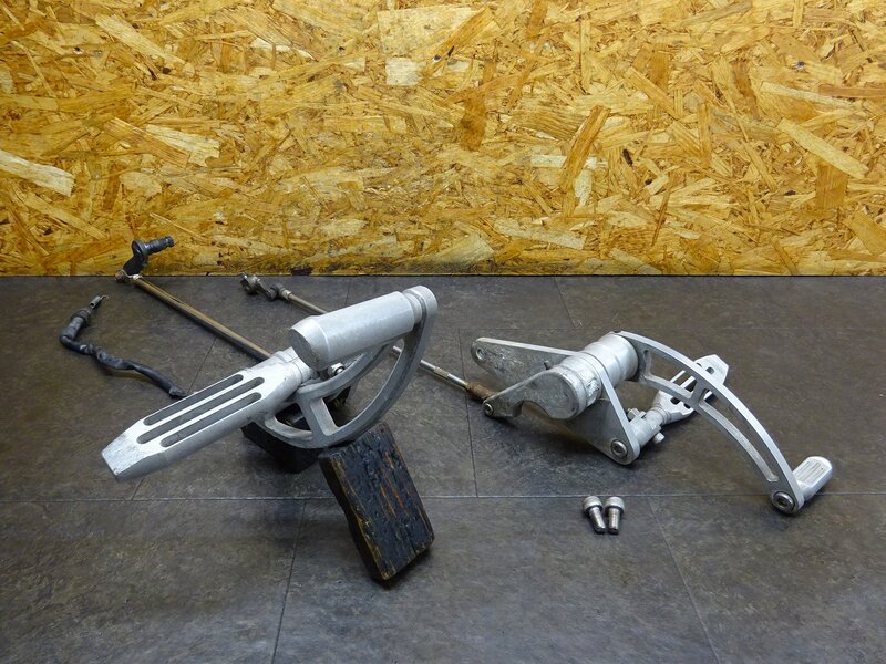 【251211】スティード400(NC26-1441)◆ 社外ステップ左右セット メインステップ アルミ 腐食/削れ/曲がり有 ジャンク！ | 中古バイクパーツ通販・買取　ジャンクヤード鳥取　JunkYard