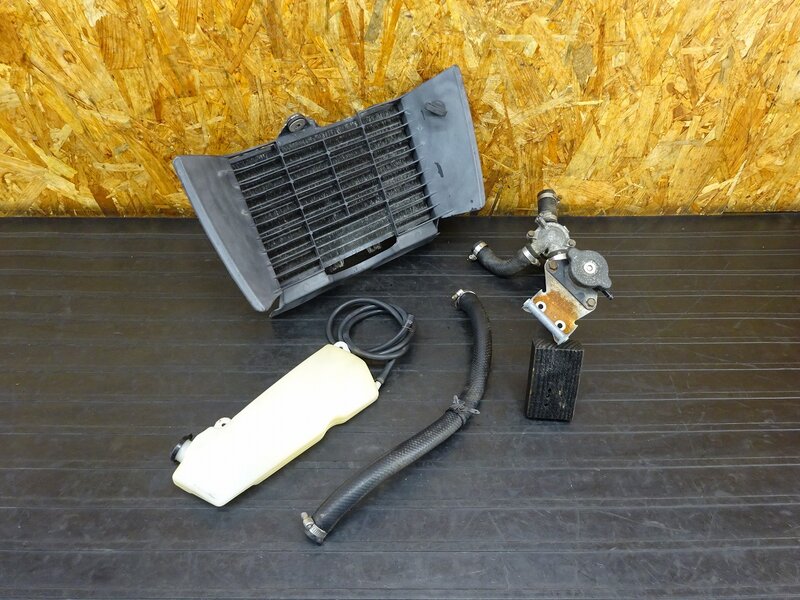 【260112】FZR250R(3LN-281)◇ ラジエーターセット ラジエーターコア/ファン/ガード リザーブタンク クーラントタンク サーモスタット | 中古バイクパーツ通販・買取　ジャンクヤード鳥取　JunkYard