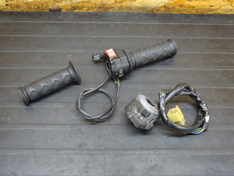 【260111】TDR80 (3GA-001)◆ ハンドルスイッチ左右セット スイッチボックス スロットルパイプ ひび割れ有 | 中古バイクパーツ通販・買取　ジャンクヤード鳥取　JunkYard