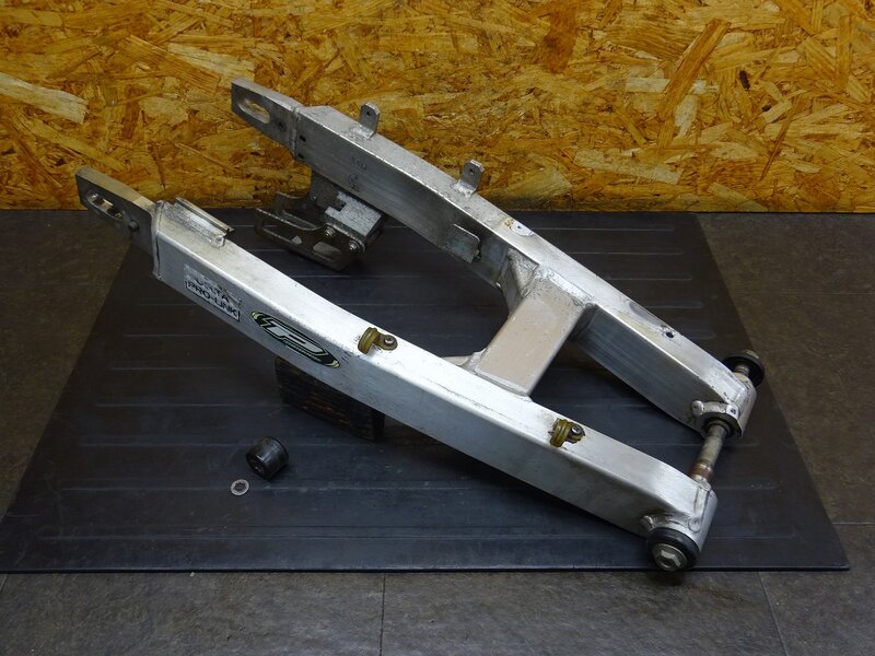 【260207】CRM250R(MD24-1405)◆ スイングアーム ピボットシャフト 社外チェーンガイド/ガード 削れ有 | 中古バイクパーツ通販・買取　ジャンクヤード鳥取　JunkYard