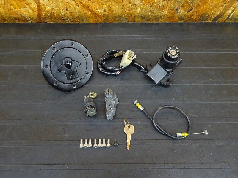 【260305】ZRX1100(ZRT10C-016)◇ キーセット メインキー タンクキャップ シートロック ヘルメットホルダー 【検:ZRX1200 | 中古バイクパーツ通販・買取　ジャンクヤード鳥取　JunkYard