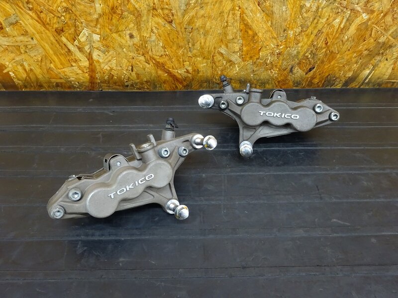 【260305】ZRX1100(ZRT10C-016)◇ フロントキャリパー左右セット ブレーキキャリパー TOKICO 90mm 【検:ZRX1200 | 中古バイクパーツ通販・買取　ジャンクヤード鳥取　JunkYard