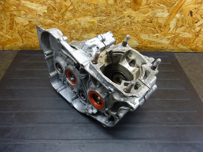【260314】CRM250AR(MD32-1000)◆ クランクケース左右セット 削れ/破損有 【検索：CRM250R MD24 | 中古バイクパーツ通販・買取　ジャンクヤード鳥取　JunkYard