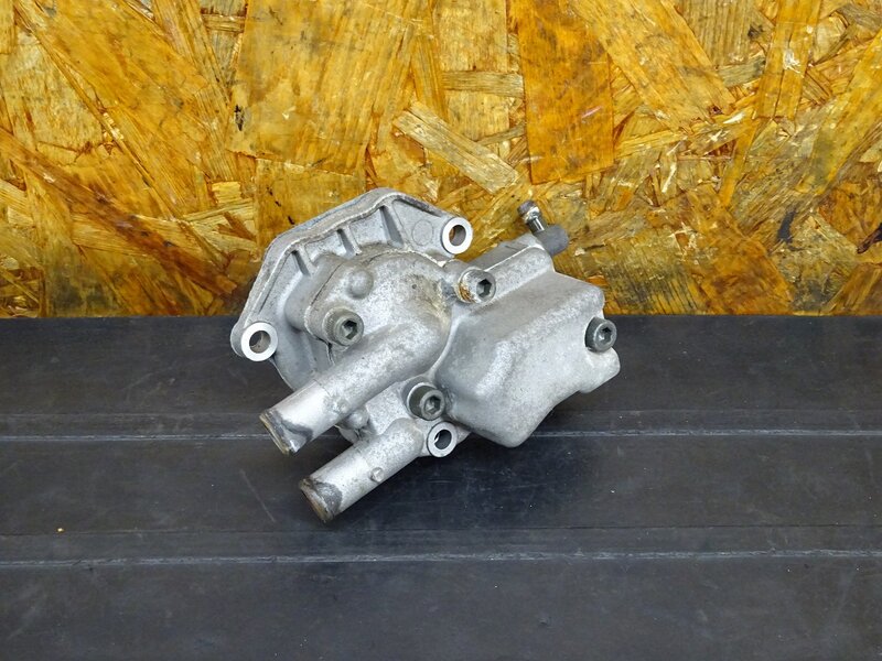 【250823】A304E型エンジンパーツ◇ ウォーターポンプ ウオーターポンプ ウォーターポンプカバー 【検索:ビーノ SA26J ジョグ | 中古バイクパーツ通販・買取　ジャンクヤード鳥取　JunkYard
