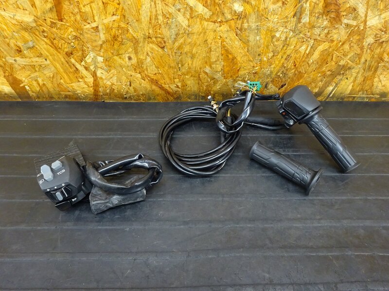 【250901】キムコ KRV180(SA35AC)◇ ハンドルスイッチ左右セット スイッチボックス スロットル 回り止め破損有 【TCS | 中古バイクパーツ通販・買取　ジャンクヤード鳥取　JunkYard