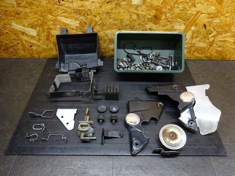 【250909】テンプター(NK43A-101)◆ ボルトセット バッテリーケース ブッシュ フレームカバー 燃料コック ジャンク！ 【ST400 | 中古バイクパーツ通販・買取　ジャンクヤード鳥取　JunkYard