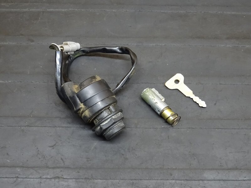 【251118】KDX200SR(DX200G-004)◆ キーセット メインキー イグニッションキー ハンドルロック 鍵ねじれ有 【検索:125 220 250 | 中古バイクパーツ通販・買取　ジャンクヤード鳥取　JunkYard