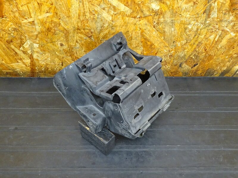 【251224】NSR250R SP(MC28-1100)◇ バッテリーケース リアインナーフェンダー 加工用に ジャンク!! ※検:MC21 【流用車外し | 中古バイクパーツ通販・買取　ジャンクヤード鳥取　JunkYard