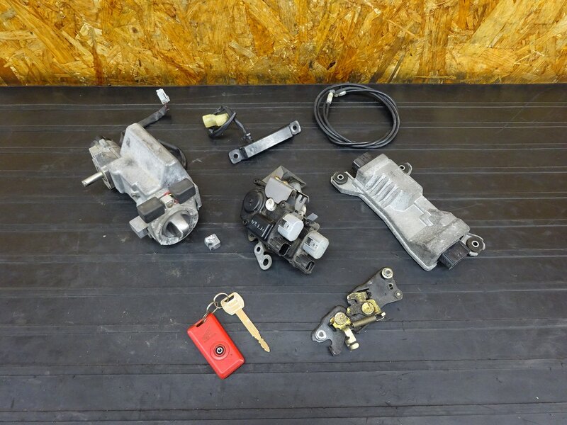 【260201】フォルツァZ(MF08-1018)◇ キーセット スマートキー ECU 受信機 メカニカルキー有 | 中古バイクパーツ通販・買取　ジャンクヤード鳥取　JunkYard