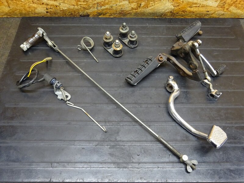【260302】SR400(1JR-302)◆ 純正バックステップ左右セット ブレーキ/シフトペダル ブレーキロッド 削れ有 【検:SR500 1JN 2J2 2H6 | 中古バイクパーツ通販・買取　ジャンクヤード鳥取　JunkYard