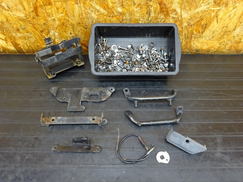 【260313】GSX250S(GJ76A-103)◇ ボルトセット バッテリーケース グラブバー チョークワイヤー ステー 【刀 カタナ | 中古バイクパーツ通販・買取　ジャンクヤード鳥取　JunkYard