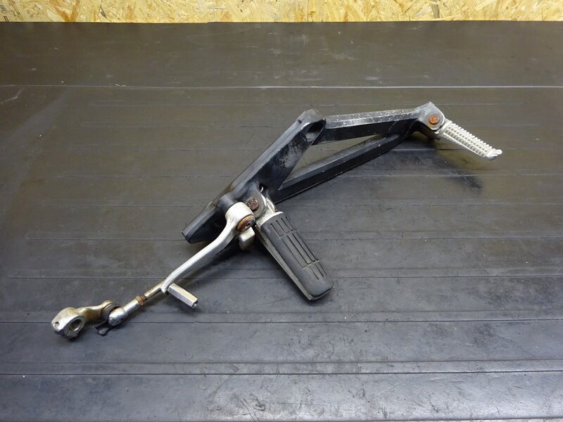 【250723】XJR400R(4HM-056)◆ ステップ左 シフトペダル ロッド プレート タンデム ペグ 破損有 | 中古バイクパーツ通販・買取　ジャンクヤード鳥取　JunkYard