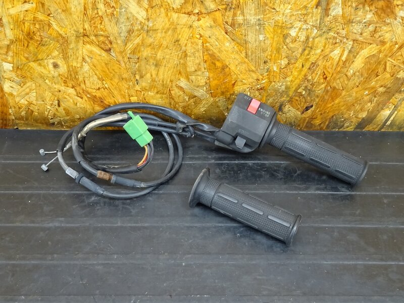 【250804】ZXR250(ZX250C-015)◇ ハンドルスイッチ右 スイッチボックス スロットル ※検:バリオス ZR250A | 中古バイクパーツ通販・買取　ジャンクヤード鳥取　JunkYard