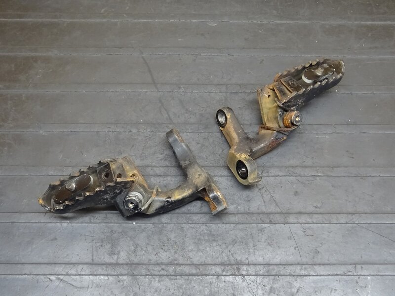 【251020】FTR223(MC34-1106)◆ ステップ左右セット メインステップ 色塗り有 | 中古バイクパーツ通販・買取　ジャンクヤード鳥取　JunkYard