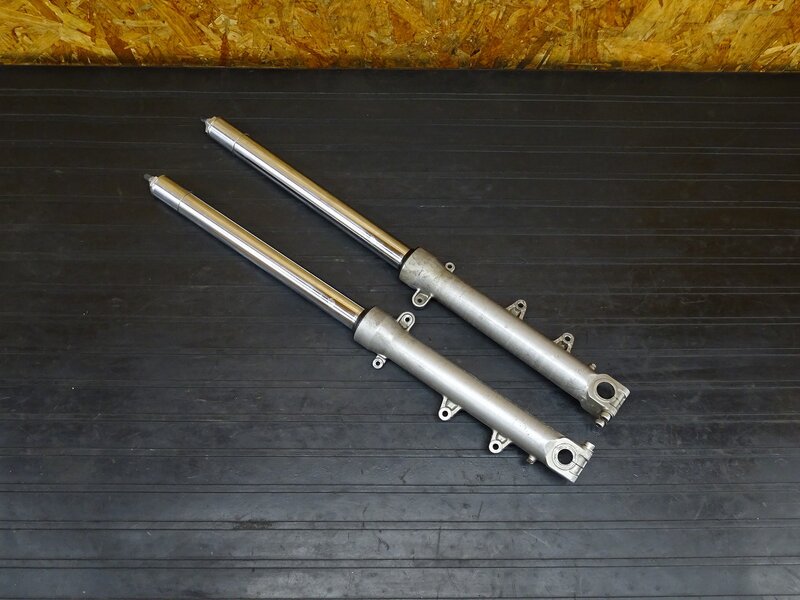 【251038】CBR250RR(MC22)◇ フロントフォーク ボトムケース インナーチューブ/NSR250R? 減衰付き 点錆/オイル漏れ/少し曲がり有 | 中古バイクパーツ通販・買取 ジャンクヤード鳥取 JunkYard