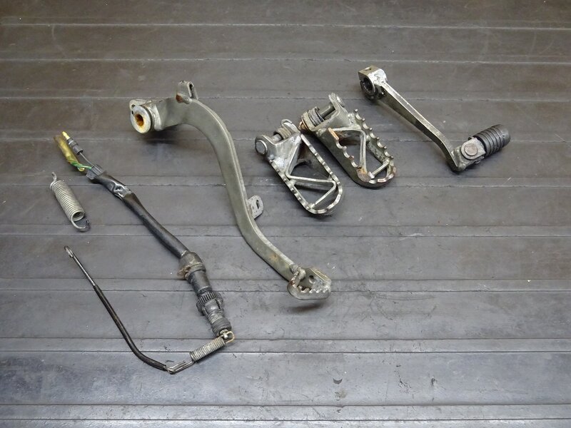 【251202】 CRM250R(MD24-1402)◆ ステップセット メインステップ ブレーキペダル/スイッチ チェンジ/シフトペダル | 中古バイクパーツ通販・買取　ジャンクヤード鳥取　JunkYard