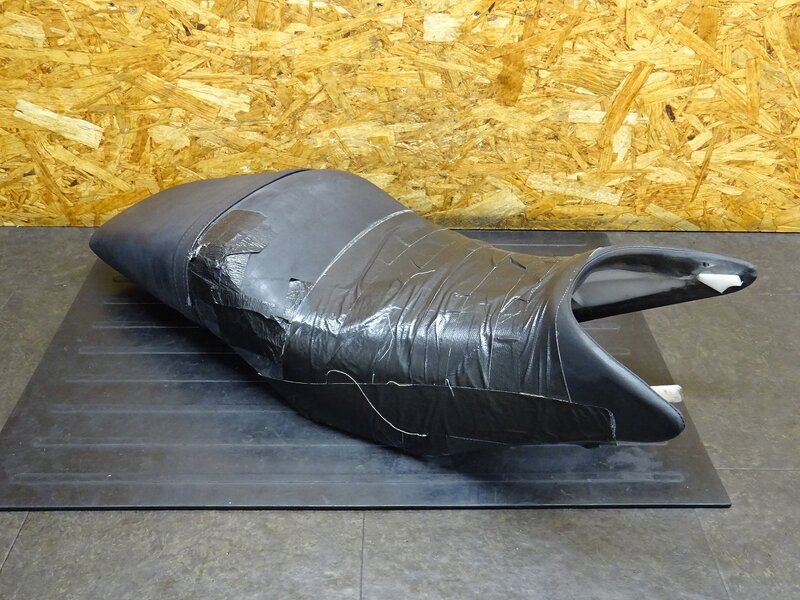 【251206】VTR250(MC33-1602)◆ シート シートベース 張替ベース 破れ大!! 【Fi | 中古バイクパーツ通販・買取　ジャンクヤード鳥取　JunkYard