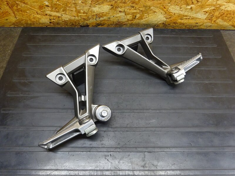 【251220】Ninja250(EX250L-019)◆ タンデムステップ左右セット ひび割れ有 【ABS付 | 中古バイクパーツ通販・買取　ジャンクヤード鳥取　JunkYard