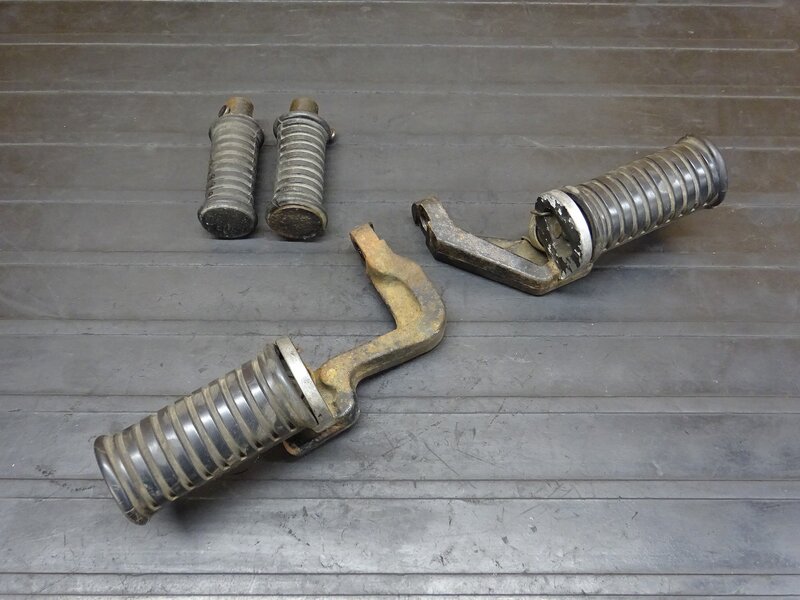 【251227】W650(EJ650A-004)◆ ステップセット メインステップ タンデムステップ 削れ有 【検索:W400 EJ400A | 中古バイクパーツ通販・買取　ジャンクヤード鳥取　JunkYard