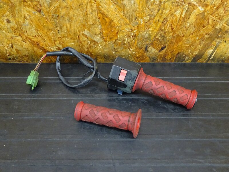 【260115】ゼファー400(ZR400C-054)◇ ハンドルスイッチ右 スイッチボックス スロットル 塗料付着有 【C4 | 中古バイクパーツ通販・買取　ジャンクヤード鳥取　JunkYard