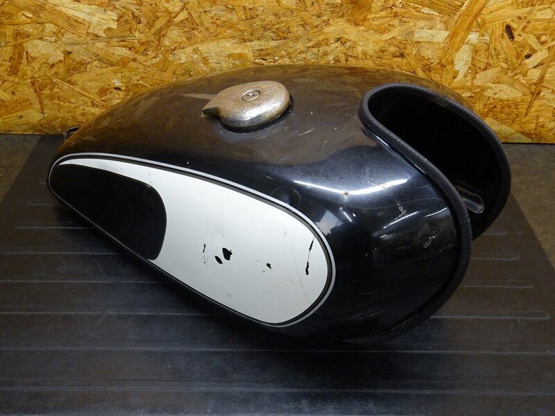 【260202】SR400(1JR-334)◆ 燃料タンク ガソリンタンク タンクキャップ 鍵無し 凹み/錆/カラカラ音有 ジャンク 【検:SR500 1JN 2J2 2H6 | 中古バイクパーツ通販・買取　ジャンクヤード鳥取　JunkYard