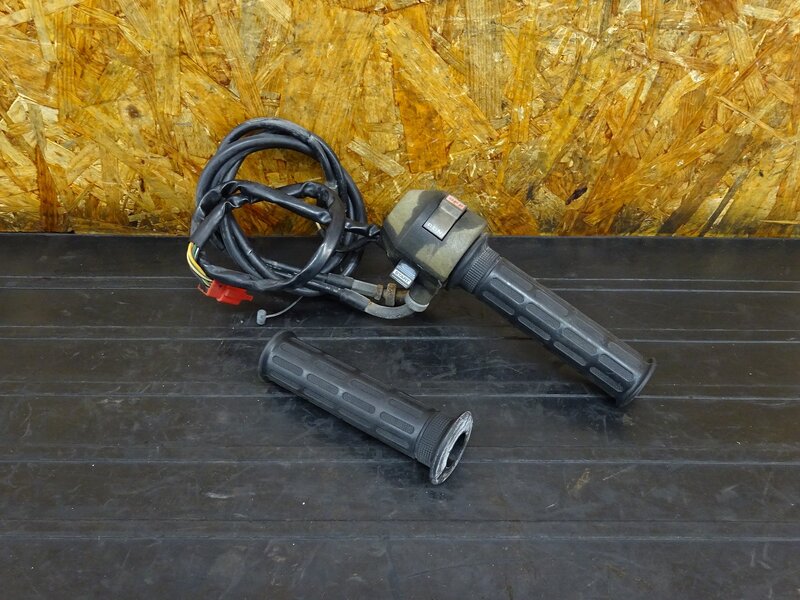 【260316】VT250F(MC08-1018)◇ ハンドルスイッチ右 スイッチボックス スロットル 【丸フレーム | 中古バイクパーツ通販・買取　ジャンクヤード鳥取　JunkYard