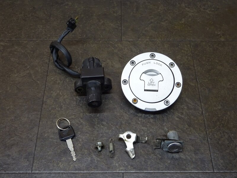 【250505】CBR250RR(MC22-1009)◆ キーセット メインキー イグニッションキー タンクキャップ シートロック 塗装付着有 【規制前 | 中古バイクパーツ通販・買取　ジャンクヤード鳥取　JunkYard
