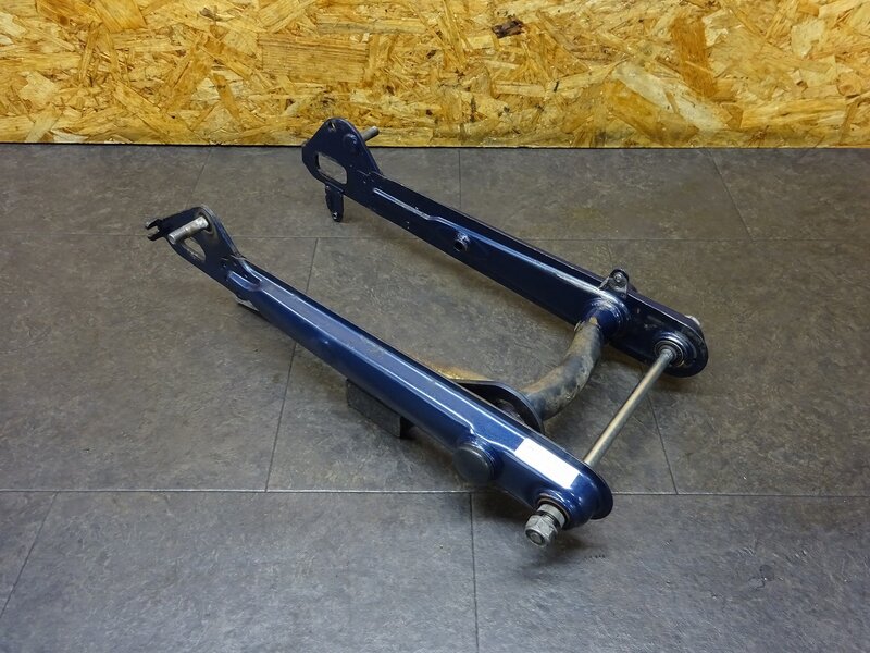 【250517】スーパーカブ50(AA01-1542)◆ スイングアーム ピボットシャフト サラサラ音有 | 中古バイクパーツ通販・買取　ジャンクヤード鳥取　JunkYard