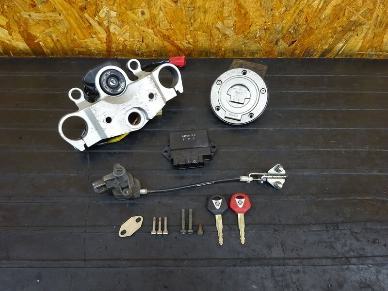 【250707】XJR400R(RH02J-005)◇ メインキーセット タンクキャップ シートロック CDI トップブリッジ 赤キー 【イモビ付 4HM | 中古バイクパーツ通販・買取　ジャンクヤード鳥取　JunkYard