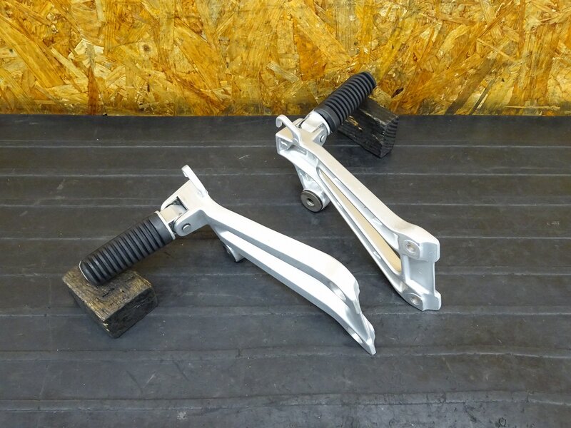 【250819】● タンデムステップ左右セット 5EA ペグ 取付使用未確認【検索：XJR1300 RP03J | 中古バイクパーツ通販・買取　ジャンクヤード鳥取　JunkYard