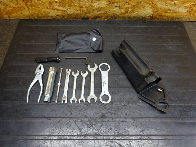 【250902】SR400(RH16J-011)◆ 車載工具入れ ツールボックス 小物入れ 車載工具 車載ツール 【ファイナルエディション | 中古バイクパーツ通販・買取　ジャンクヤード鳥取　JunkYard