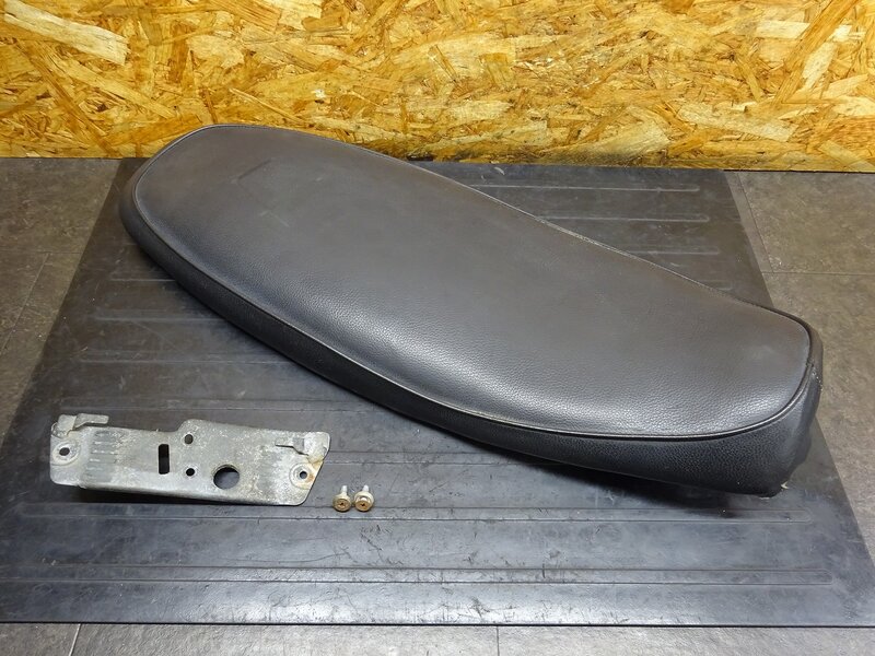 【250909】テンプター(NK43A-101)◆ 社外シート ダブルシート?? ペイトンプレイス?? 破れ有 【ST400 | 中古バイクパーツ通販・買取　ジャンクヤード鳥取　JunkYard